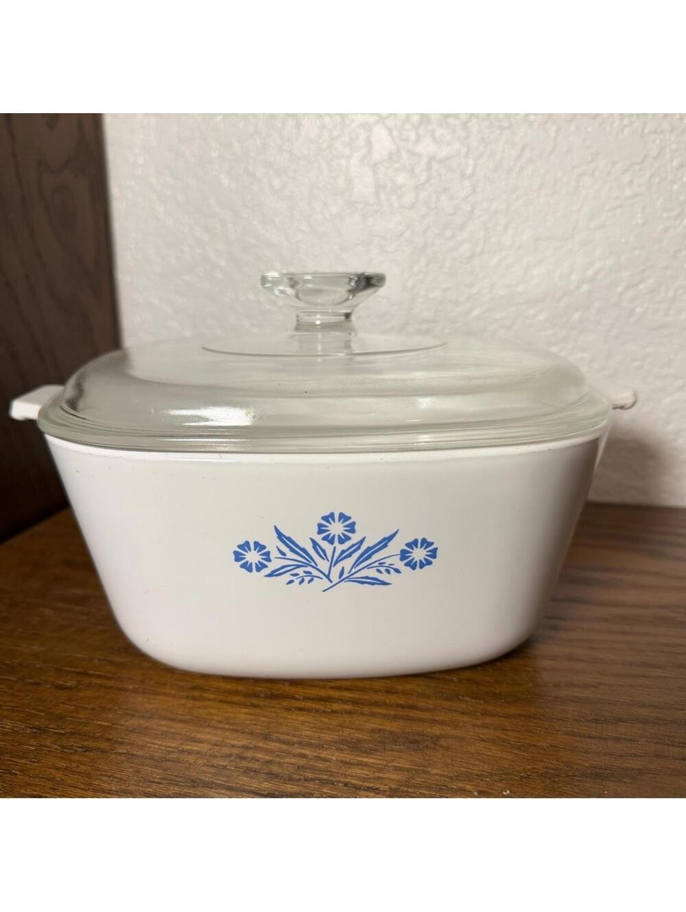 Vintage Corning ware blue cornflower casserole dish w/ Pyrex lid, 2.5 Qt